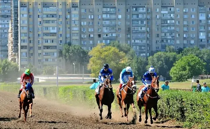 Ипподром в Ростове-на-Дону внесён в список вновь выявленных объектов культурного наследия — это осложняет планы по застройке территории и закрепляет контроль государства после решения суда.
