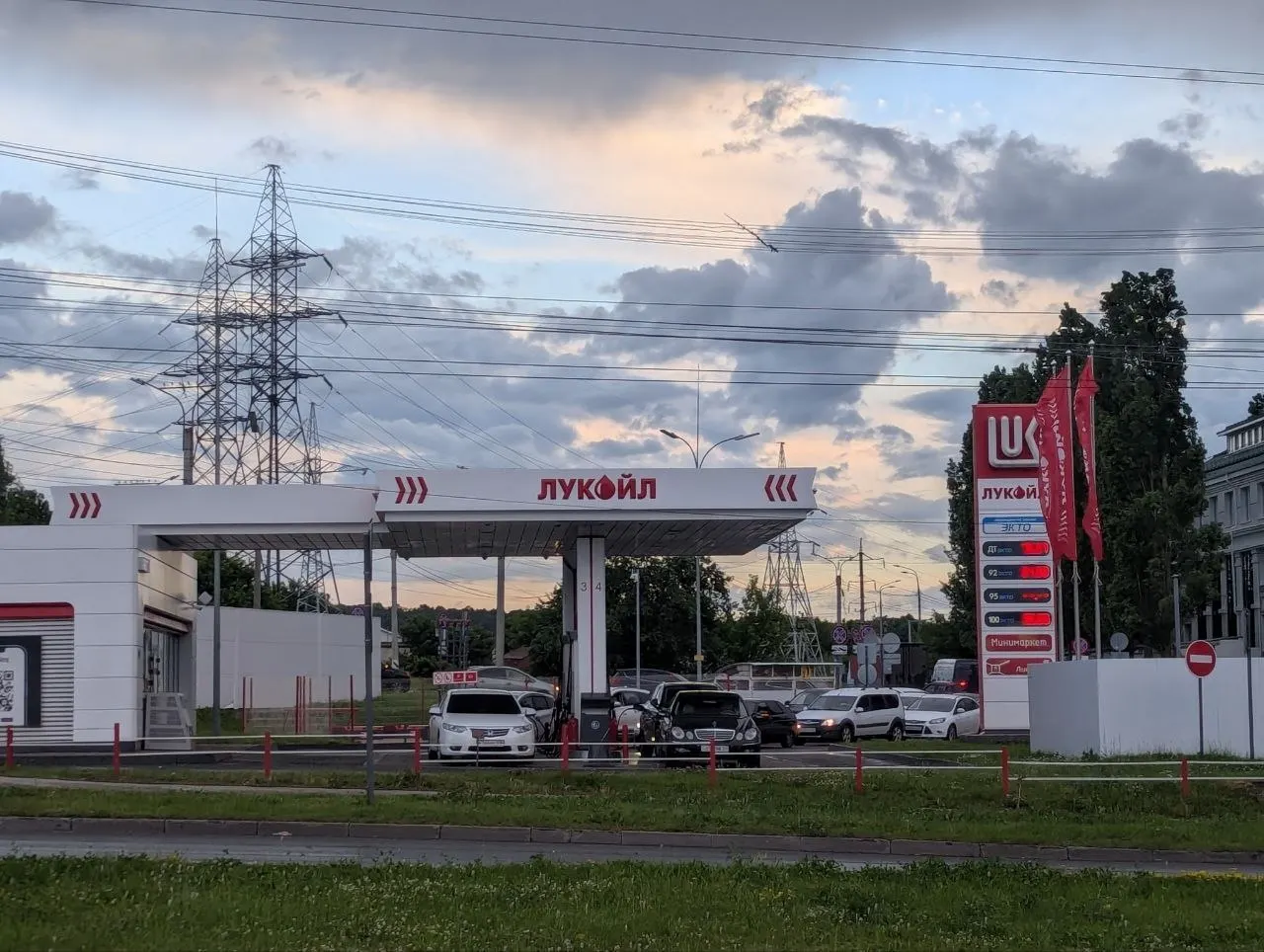 В Чебоксарах и районах республики на АЗС продолжаются очереди и перебои с бензином. На некоторых станциях цены на АИ‑95 достигают 80–85 руб./л, сотый бензин приближается к 100 рублю.