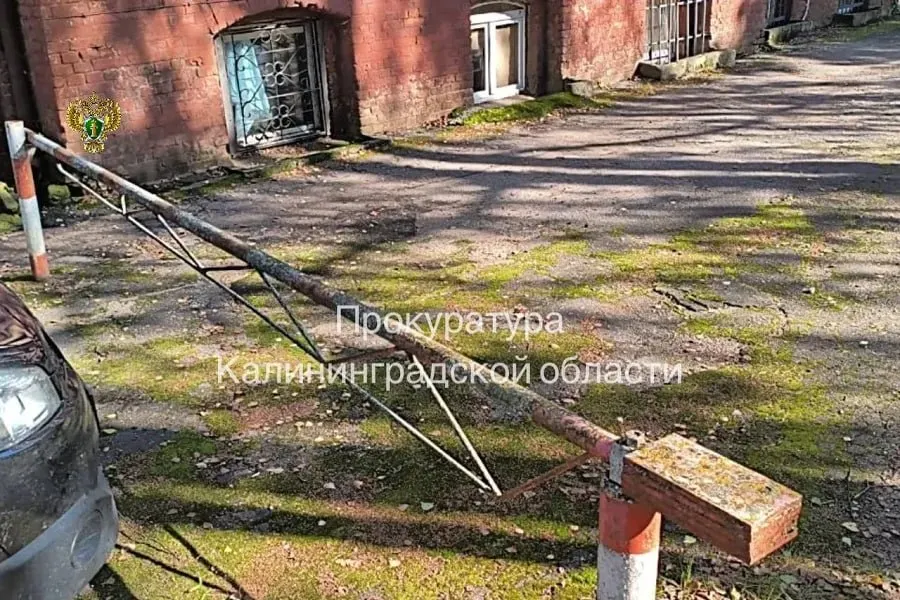 Суд присудил моральную компенсацию восьмилетней девочке, получившей лёгкие травмы после падения незакреплённого шлагбаума на территории ЦРБ. Исполнение решения контролирует прокуратура.