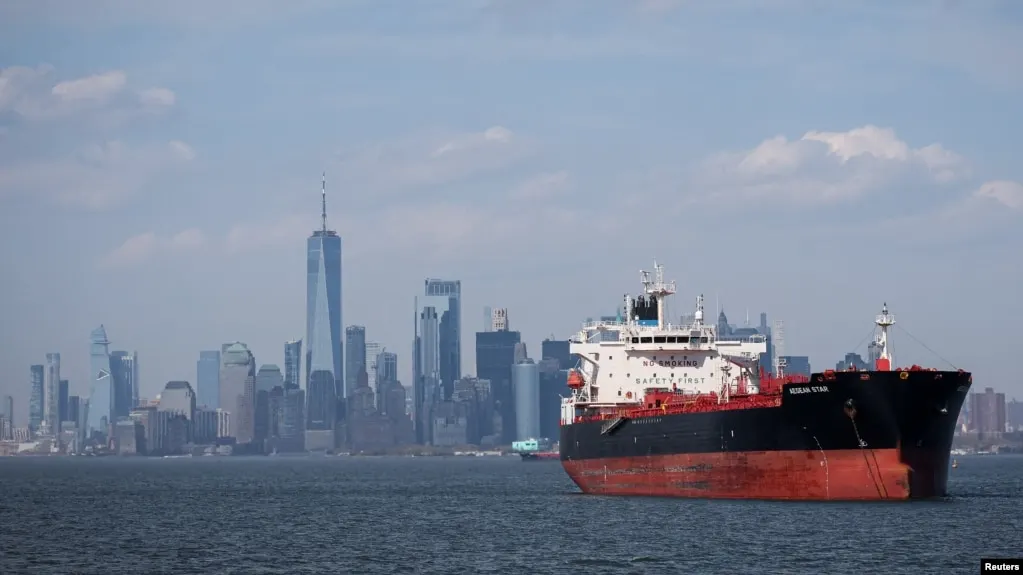 Из‑за перекрытия Ормузского пролива и санкций США уже несколько месяцев удерживают лидерство по экспорту нефтепродуктов. Это изменение перераспределяет рынки и усиливает американское влияние в энергетической сфере.