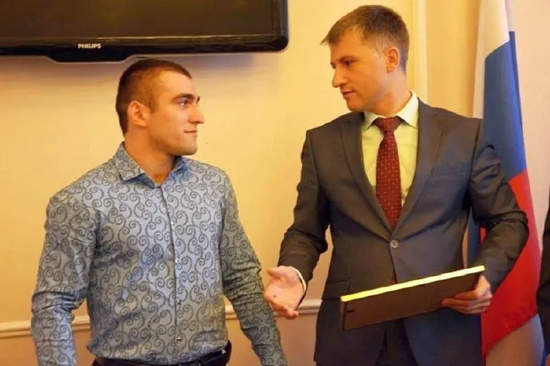 В муниципальных учреждениях Гусь‑Хрустального сократили вознаграждения заслуженных мастеров спорта и мастеров спорта международного класса. Чемпион мира по каратэ Самир Рагимов утверждает, что снижение зарплаты связано с его политической деятельностью и отказом переходить в партию власти.
