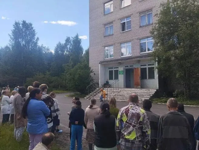 Клоун Серго и театральные коллективы после выступлений остались в зале, чтобы общаться, играть и танцевать вместе с детьми из Архангельской психиатрической больницы.