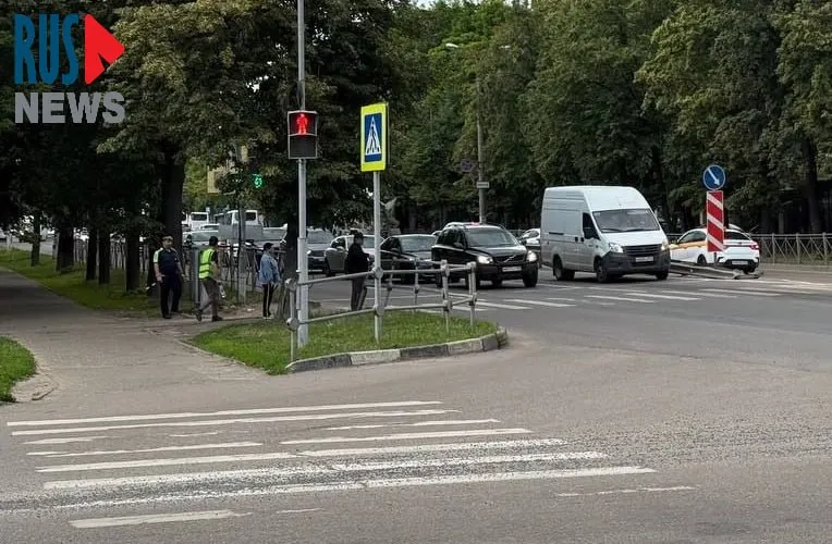 В Подмосковных Люберцах на каждом перекрёстке дежурят сотрудники ДПС, некоторые автомобили останавливают. В это время президент осматривает авиационные объекты в Жуковском; в Москве частично перекрыты улицы.