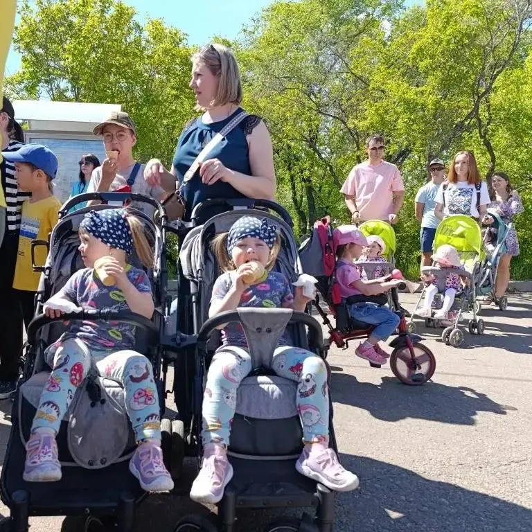 На острове Конный проходит семейный фестиваль: концерты, научные эксперименты, парад близнецов и бесплатное мороженое для малышей — основные активности дня продлятся до вечера.