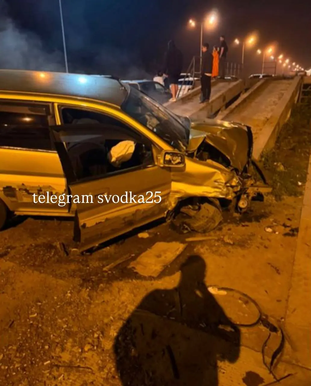 На трассе в районе игровой зоны легковой автомобиль на высокой скорости врезался в группу людей и несколько припаркованных машин. Очевидцы сообщают о пострадавших и значительных разрушениях; официальной информации пока нет.