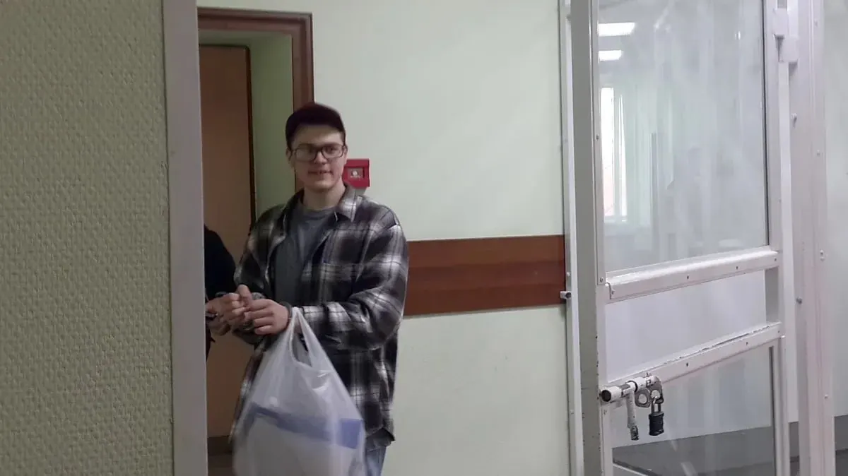 Советский районный суд Красноярска продлил срок содержания под стражей Никиты Уварова до 11 августа. Родные и друзья просят поддержать его письмами — адрес для отправки указан ниже.