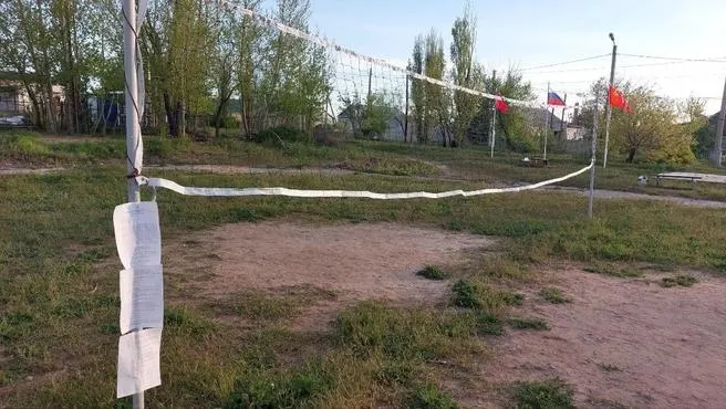 Прокуратура отменила распоряжение о демонтаже спортивной площадки во Втором километре: стадион останется, жители расчистили территорию и установили волейбольные сетки.
