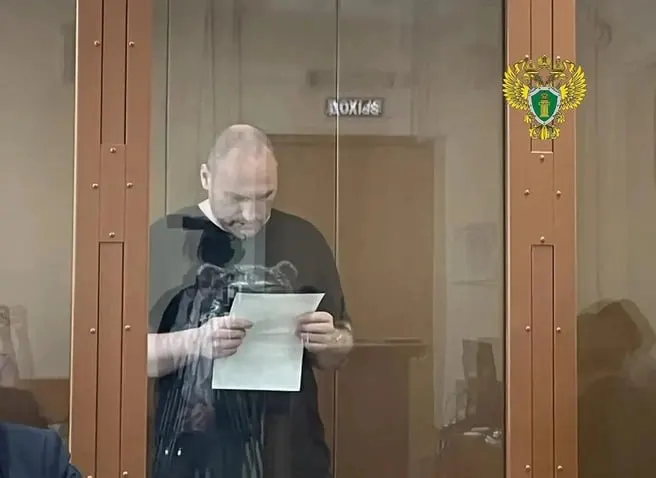 Александра Лобунского признали виновным в наезде на школьницу: суд назначил 7 лет 6 месяцев колонии и обязал выплатить по 1 млн рублей родителям погибшей. По версии обвинения, он находился в наркотическом опьянении и угнал автомобиль у отца.