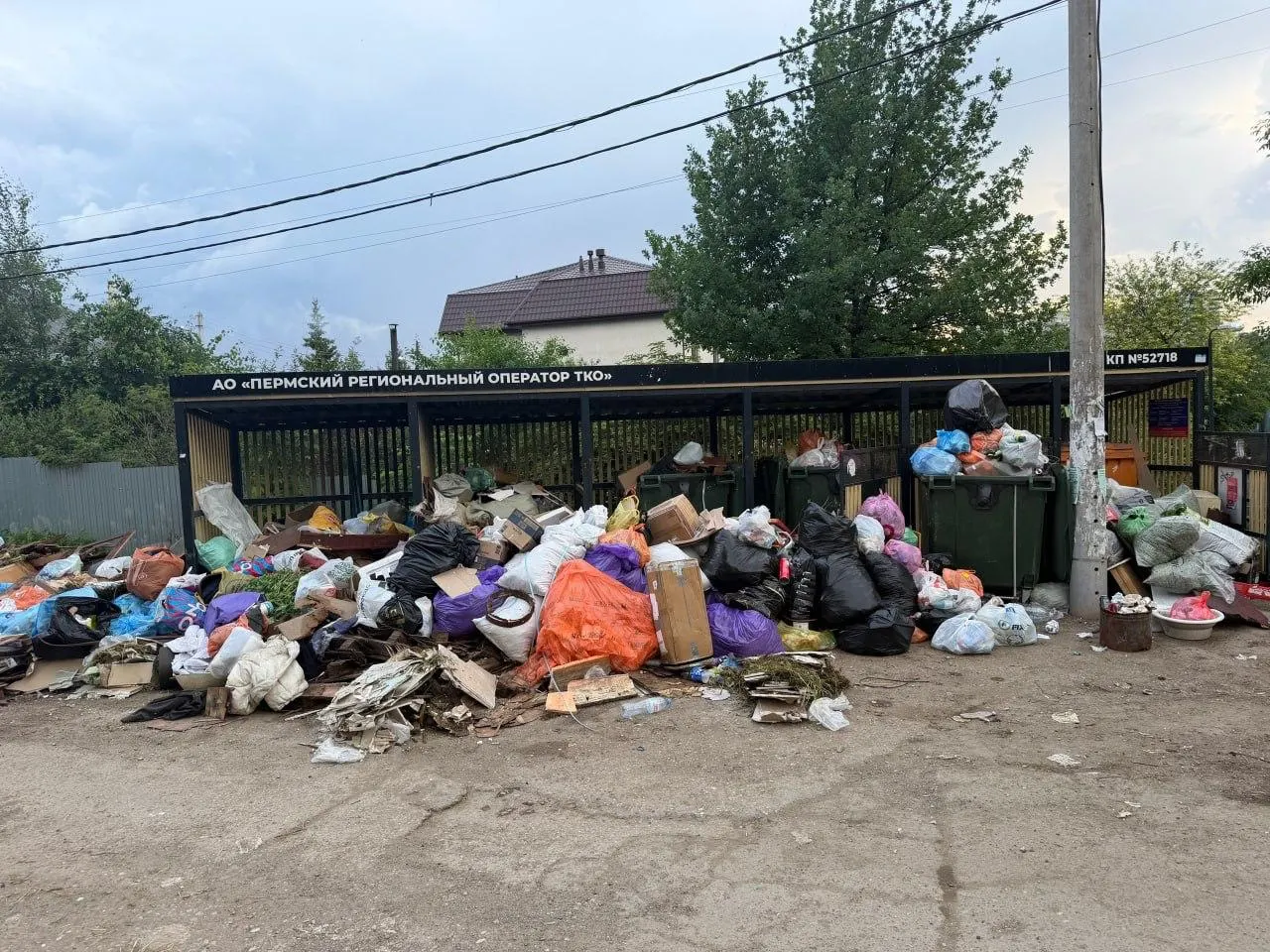 Жители жалуются на крыс, сильный запах и повторные возгорания на свалке у перекрёстка; проблему усугубил рост тарифов на вывоз ТКО более чем на 50%.