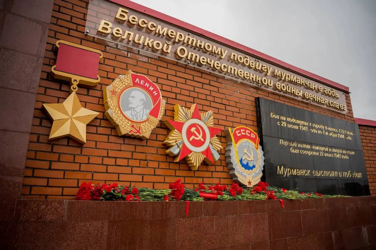 У памятника, открытому девять лет назад, состоялся митинг: выступили региональные чиновники, а победителям конкурса «Путь Победы» передали частицу Вечного огня для участия в акции в Москве и передачи в главный храм Вооружённых Сил.