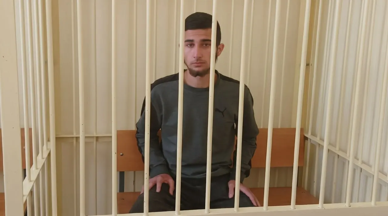 Полиция задержала 20-летнего мужчину по подозрению в систематическом избиении и издевательствах над ребёнком. По факту возбуждено уголовное дело, у ребёнка выявлены множественные ушибы и гематомы.