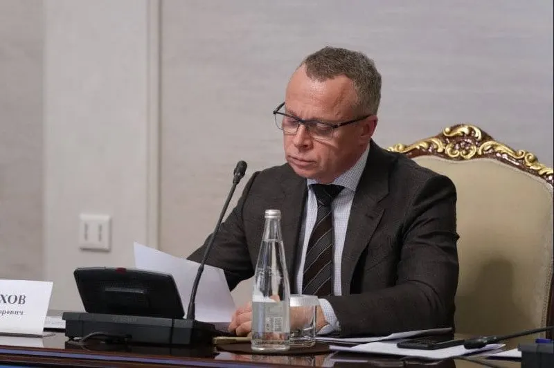 58‑летний вице‑губернатор был задержан в Москве с наркотиками: при обыске нашли свертки с синтетическими веществами, он признал вину и сотрудничает со следствием. Вскоре он был уволен без объяснений.