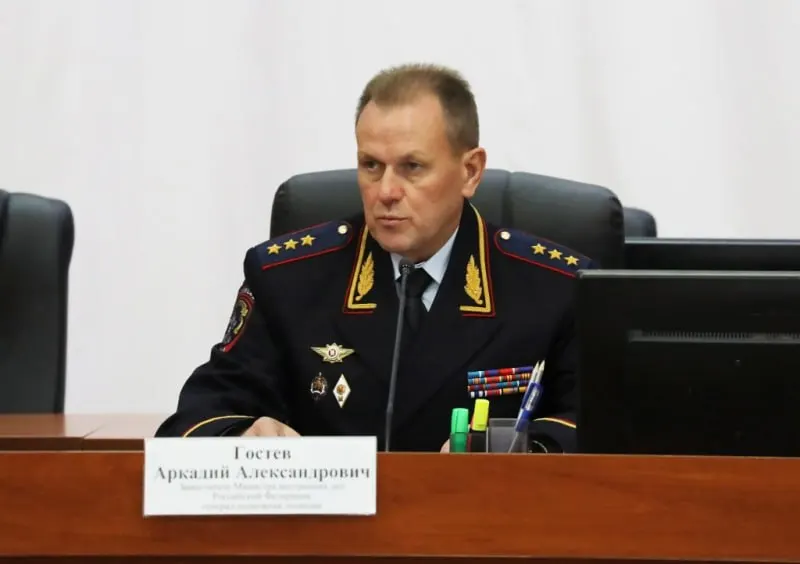 На Петербургском международном юридическом форуме глава ФСИН заявил, что ведомству выделяют лишь часть необходимых средств на вещевое имущество и ремонты; служба готова рассматривать непопулистские предложения по адаптации бывших осуждённых.