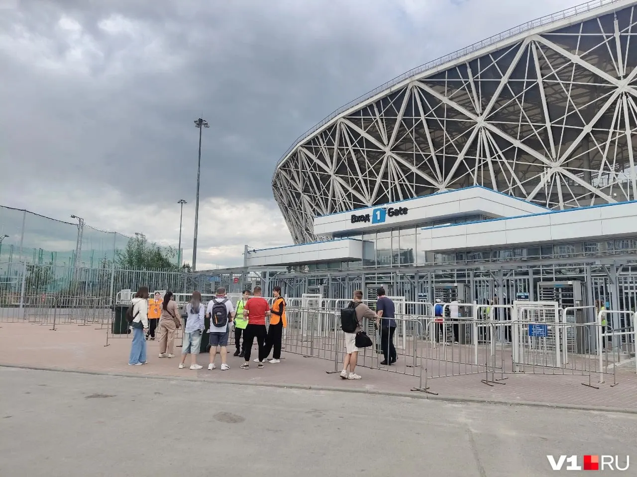 У входов на стадион не наблюдается больших скоплений болельщиков. На месте дежурят полицейские в форме и в штатском, а также бригады скорой помощи.