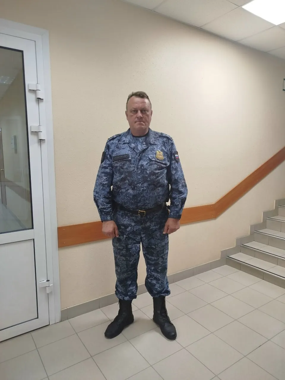 На пляже дач Водозабора судебный пристав доплыл до мальчика, начавшего захлёбываться; вместе с ещё двумя мужчинами они подняли школьника в лодку и доставили на берег.