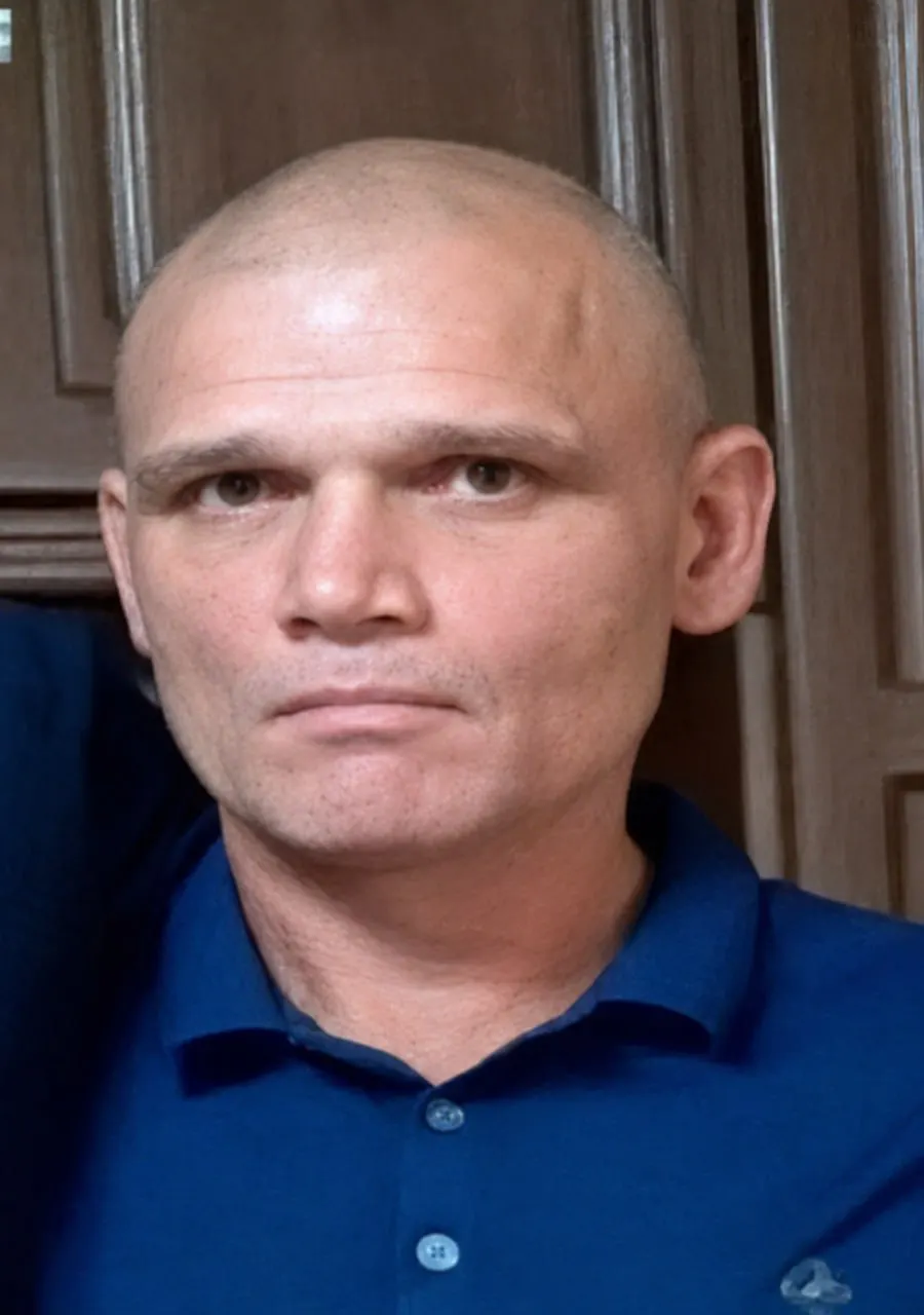 Виталий Грицюк ушёл из дома 11 июня и с тех пор не выходил на связь. На берегу Читинки волонтёры обнаружили свернутую куртку и разбросанные тапочки; поиски продолжаются при участии спасателей и полиции.