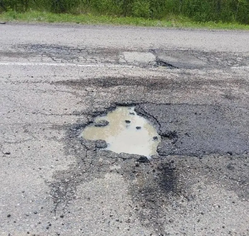 Жители жалуются на аварийное состояние старой трассы: ямы, срывы откосов и неудовлетворительный ямочный ремонт. Ремонты обещали несколько раз, но сроки постоянно переносятся.