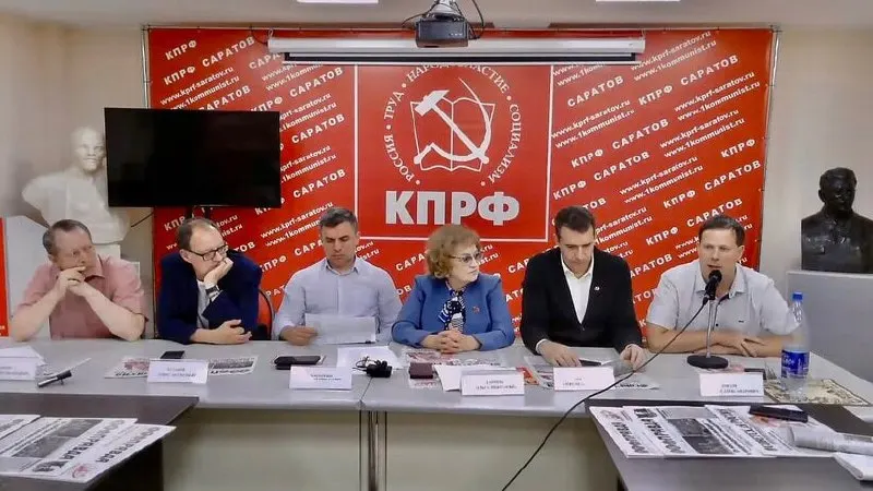 Депутат сообщил, что из‑за аварий открытой канализации на улице 2‑я Комсомольская стоки скапливаются в низине, повреждая дома, почву и создавая стойкий запах; власти пока не ответили на запросы о благоустройстве и компенсациях.