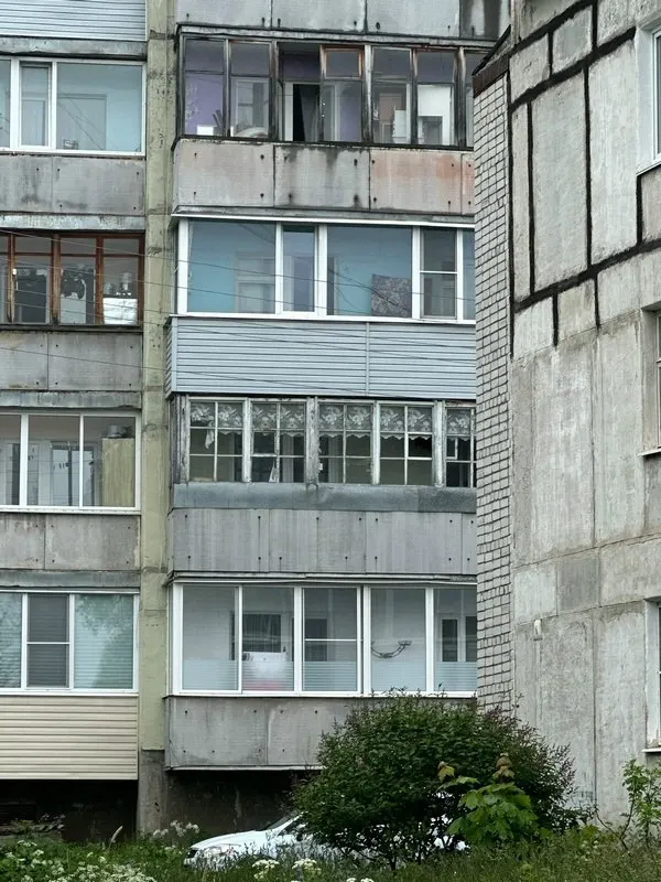 Днем 16 июня в Кеми (Карелия) двое мужчин открыли стрельбу из окна третьего этажа по дворовой территории: пули пролетели рядом с прохожими, включая детей и собаку, свидетельница требует проверки.