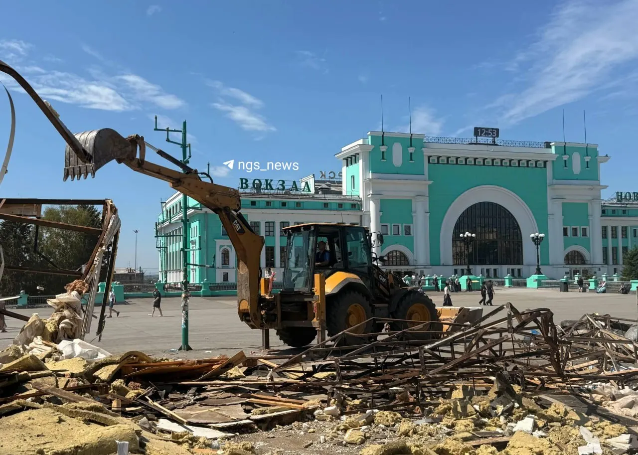 У привокзальной площади демонтируют долгосрочные временные павильоны. Освободившиеся участки обещают благоустроить и озеленить; за месяц в городе убрали 186 незаконных ларьков.