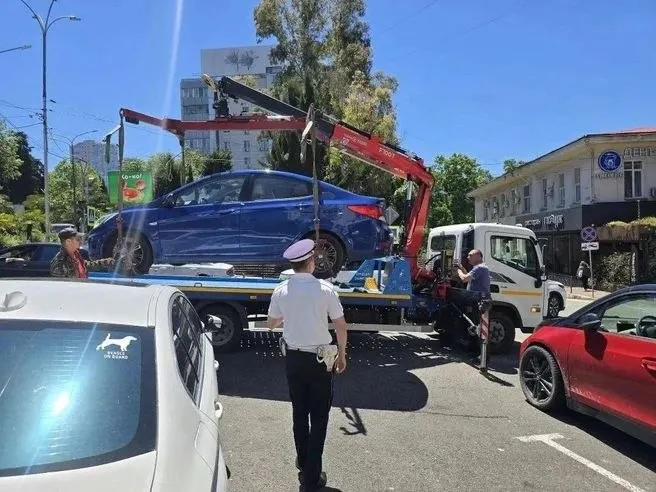В ходе рейда в Центральном районе Сочи эвакуировали 12 автомобилей, занявших зарядные места на нескольких улицах города. Машины убрали, чтобы освободить доступ к зарядным станциям.