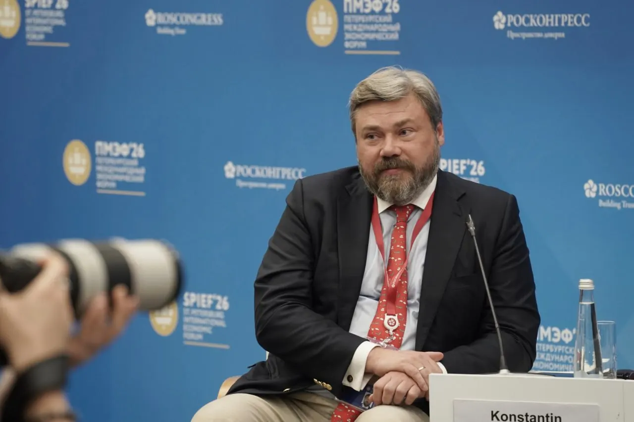 Участники панельной дискуссии на ПМЭФ обсудили возможные сценарии развития страны до 2050 года — от поражения в СВО в «плохом» варианте до идеологического лидерства в «хорошем». Звучали предложения по оборонной экономике, укреплению национальной идентичности и преодолению технологического отставания.