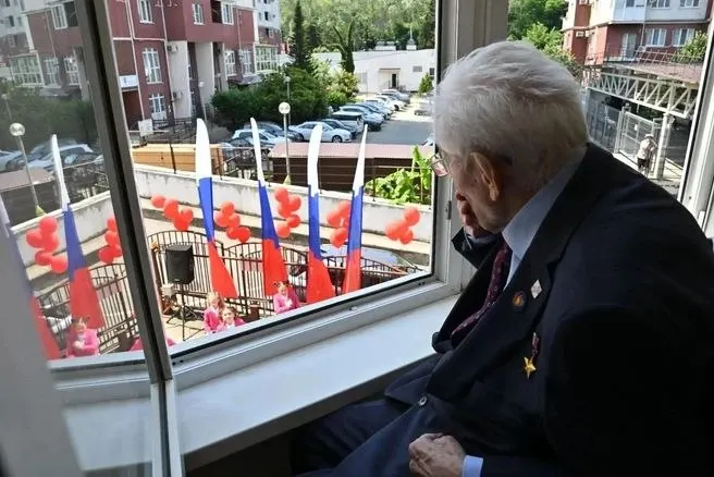 В Сочи ветерану ВОВ Павлу Сюткину исполнилось 104 года — его поздравили губернатор края и мэр города. У дома ветерана выступили творческие коллективы с песнями военных лет.