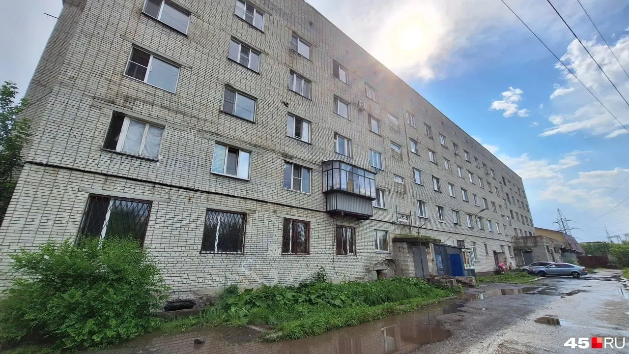 В общежитии на Бажова, 67 произошёл взрыв электрооборудования: жильцы эвакуированы, второй подъезд обесточили. Ситуацию усугубляет многолетняя протечка крыши — ремонт не проводили.