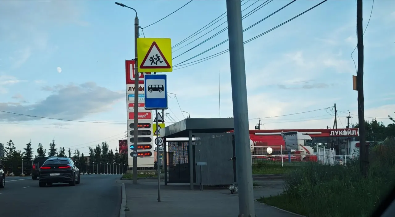Власти и нефтекомпании заявляют о достаточных запасах топлива, но на отдельных заправках наблюдаются очереди и пустые колонки — из‑за сбоев в логистике бензовозы не успевают подвозить горючее.