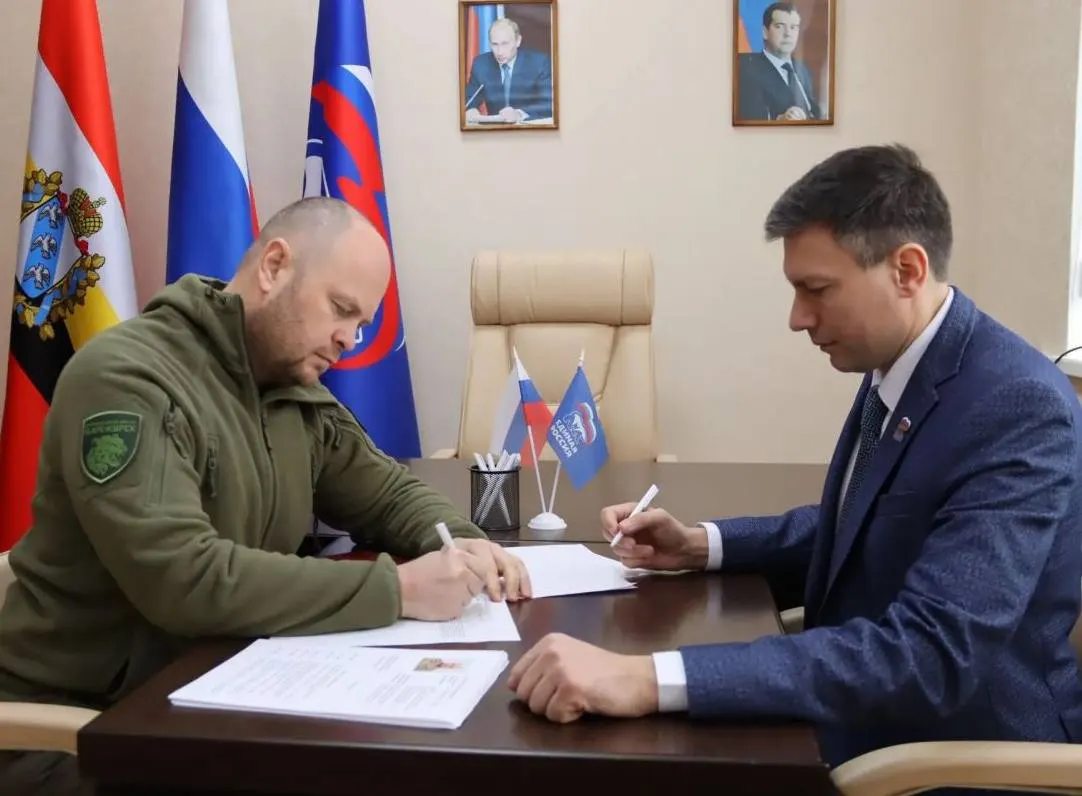 Замкомандира бригады «БАРС‑Курск» Антон Цветков стал победителем предварительного голосования по списку, набрав более 15,3 тыс. голосов; в одномандатном округе уверенно выиграл Алексей Золотарёв.