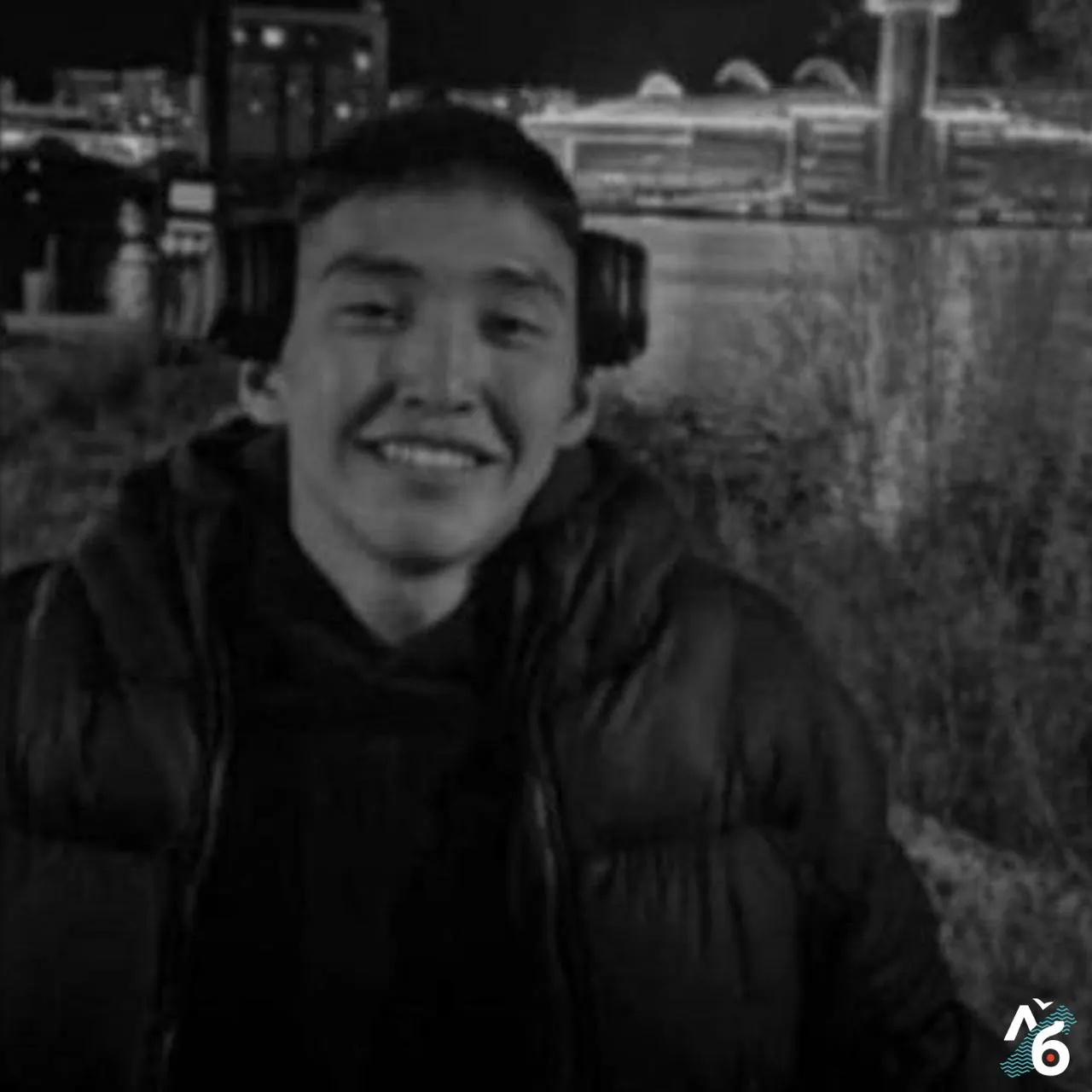 На первом заседании следствие сообщило, что 18‑летний студент ударил первокурсника в общежитии; потерпевший впал в кому и вскоре скончался. Ранее по факту другого избиения с участием обвиняемого расследование приостанавливали. Следующее заседание назначено на 9 июня.