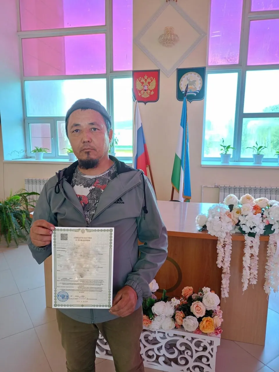 В Баймакском районе у Иштугана и Елены Мухамедьяновых родился восьмой ребёнок — девочка по имени Рианна. Отецу вручили свидетельство о рождении.