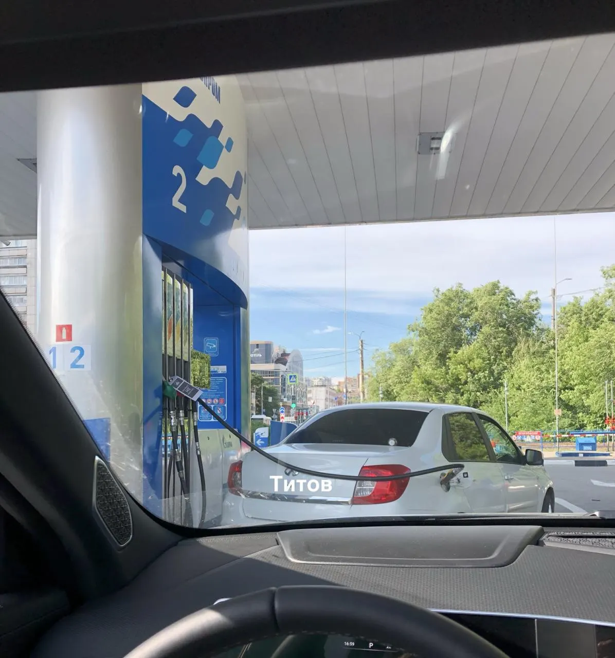 Жители Белгорода сообщают о дефиците 95‑го бензина: на большинстве заправок его нет, на некоторых введён лимит отпуска топлива до 30 литров на машину; также отмечают случаи отсутствия 92‑го.