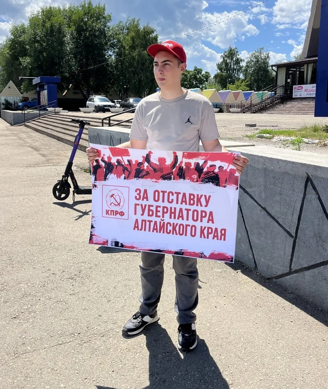 В Рубцовске активисты КПРФ провели одиночные пикеты с требованием отставки губернатора Виктора Томенко, критикуя рост тарифов ЖКХ, разрушение дорог и ликвидацию сельсоветов. Коммунисты также жалуются на давление властей и уголовные преследования перед выборами 2026 года.