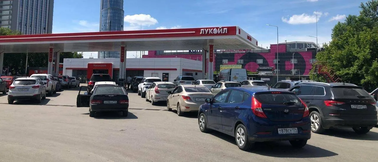 Рейд по примерно двум десяткам АЗС показал разную картину по точкам: где-то топливо есть, где-то вводят лимиты или не работают колонки, а в отдельных сетях наблюдается заметный рост цен.