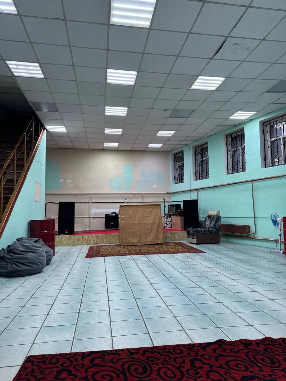 Художники и музыканты создали в городе коллективный культурно‑досуговый центр с равным участием членов и совместным управлением. Техническое открытие прошло 31 мая.