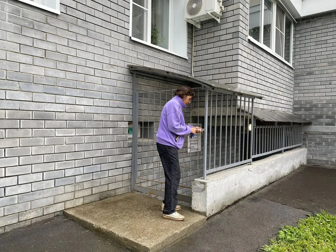 В подвале дома на улице Воинов‑Интернационалистов подготовили укрытие площадью 745 м² с запасами воды, аптечками и фонарями. Ключи хранят ответственные лица, поэтому доступ в экстренной ситуации может занять время. Власти также размещают инструкции и проверяют подвалы в других домах.