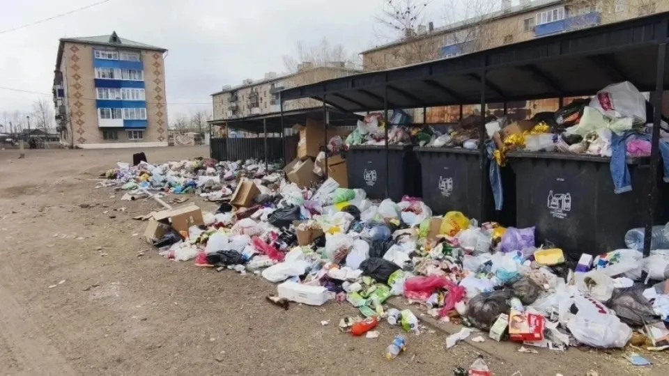 Региональный оператор временно остановил вывоз ТКО в нескольких районах края после дефицита бензина на АЗС. Введены лимиты на продажу топлива, объявлен режим повышенной готовности; общественный транспорт сократил маршруты.