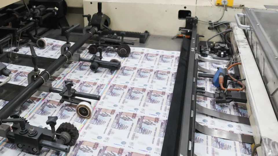 Регулятор с начала масштабных операций выдал банкам почти 4,75 трлн руб. в виде репо‑займов под залог ОФЗ, что фактически превращает банковские операции в косвенное монетарное финансирование и усиливает инфляционные риски.