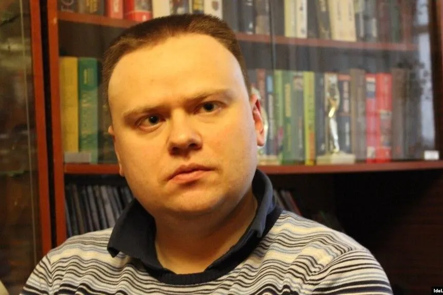 Журналиста, ранее признанного «иностранным агентом», задержали у дома, в его квартире провели обыск; после допроса его поместили под стражу на 48 часов.