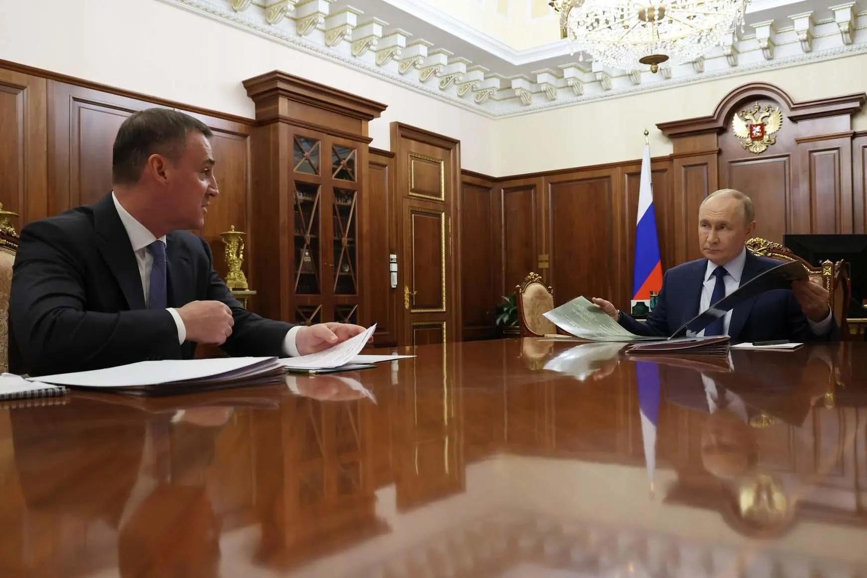 Вице‑премьер направил предложение возобновить эксперимент по онлайн‑торговле российским вином через «Почту России» и маркетплейсы и разрешить рекламу в местах производства. Одновременно под контролем государственных структур сосредоточиваются крупные винодельческие активы.