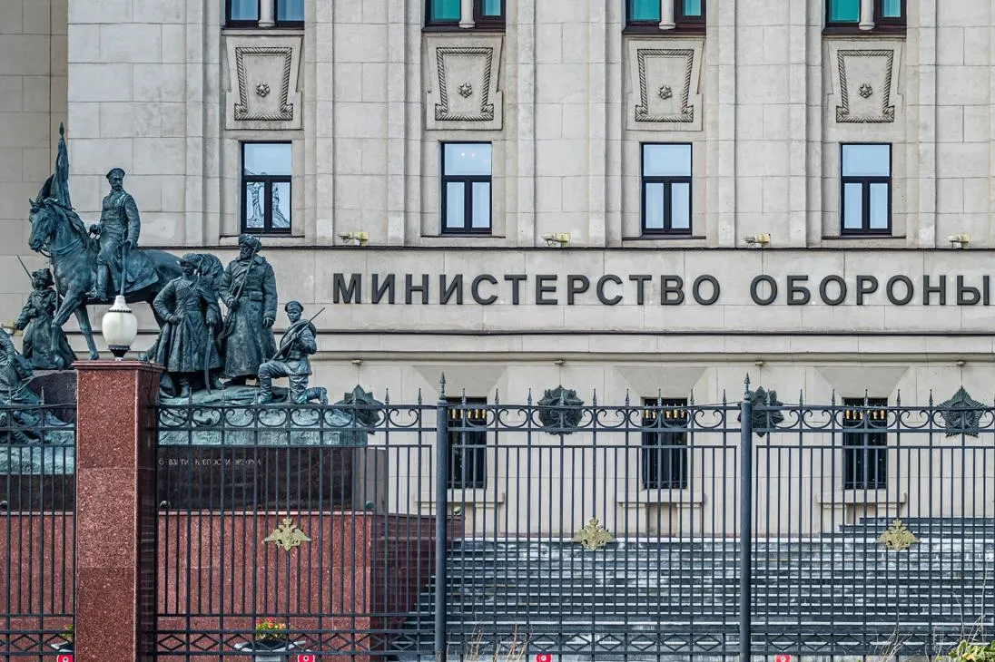 Военный суд отправил под стражу начальника продовольственного управления департамента ресурсного обеспечения Минобороны по делу о мошенничестве в особо крупном размере. Обвиняемый отрицает вину, подробности пока не раскрываются.