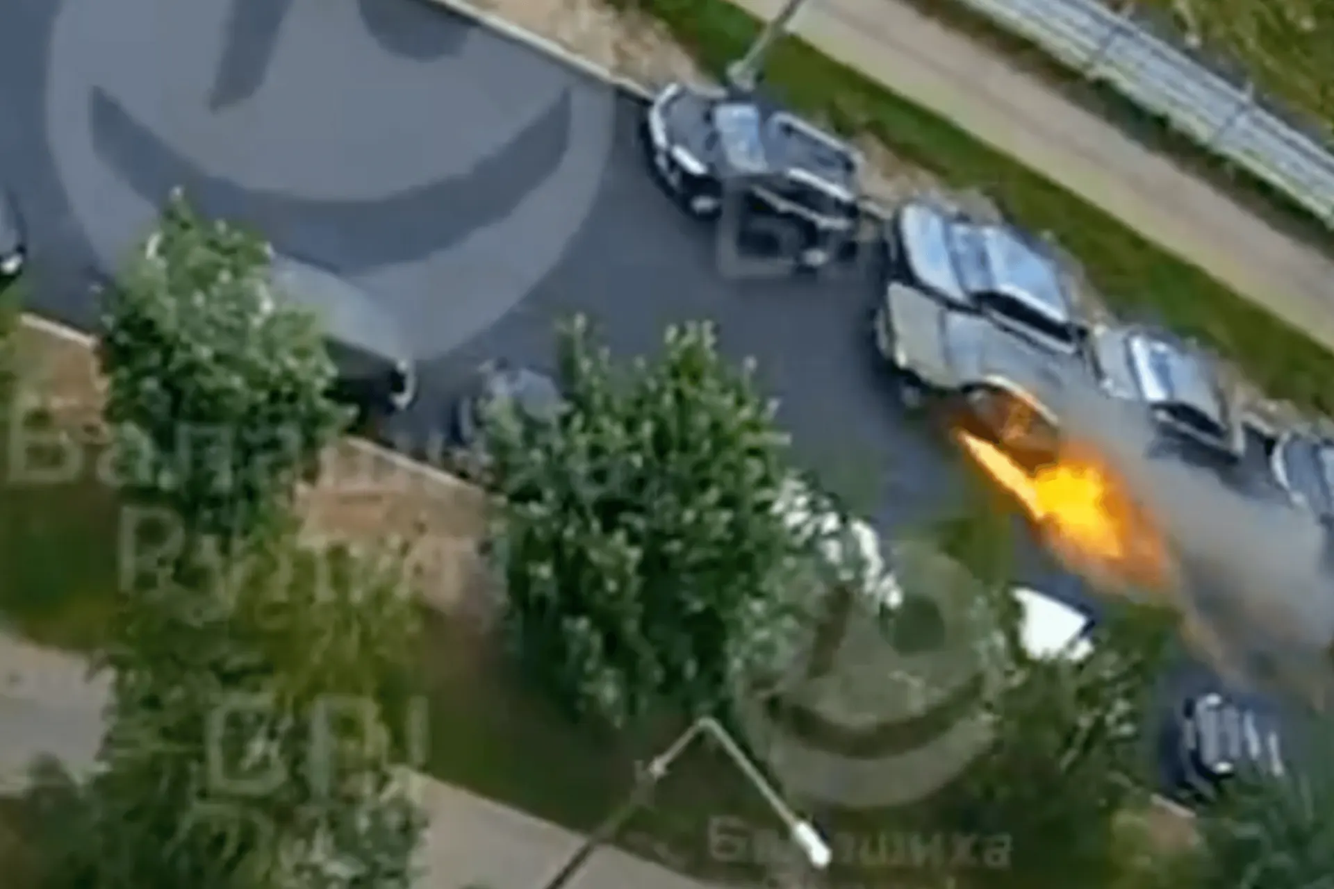 Утром 9 июня в подмосковной Балашихе взорвался автомобиль BMW X3; водитель получил ранения и скончался. Следствие рассматривает разные версии случившегося.