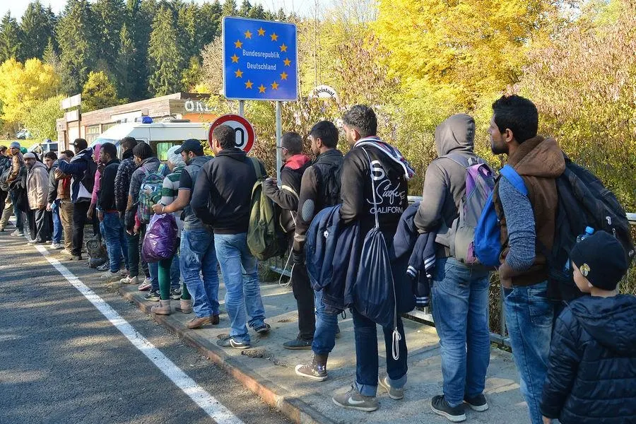 Новый регламент в рамках Пакта ЕС по миграции и убежищу делает ускоренное рассмотрение обязательным для ряда заявителей и сокращает сроки до трёх месяцев; критики предупреждают о риске ухудшения качества решений и росте отказов.