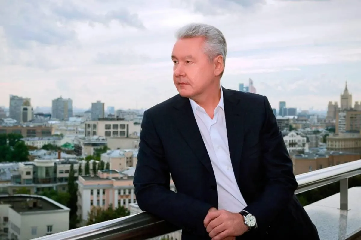 После масштабной атаки дронов на столичный регион мэр города не размещал новых записей почти сутки; первой публикацией стала отложенная запись о 25‑летии «карты москвича», а также появилось сообщение о завершении реконструкции школы в ТиНАО.