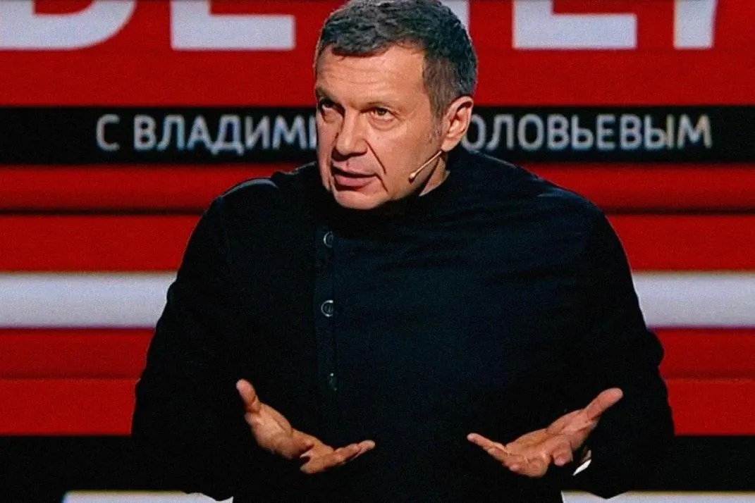 Телеведущий сообщил, что работы по возведению дамб для защиты мостов от ударов приостановлены из‑за отсутствия финансирования; он призвал увеличить вложения в ПВО и проверить чиновников.