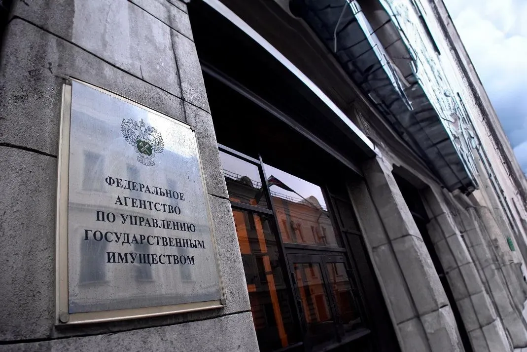Парламент отменил ценовой порог и обязательную полугодовую паузу между торгами: теперь можно продавать любое изъятое у коррупционеров жильё. Закон ограничивает круг оценщиков и усиливает требования к организаторам торгов; отдельно защищена религиозная собственность от срока давности при оспаривании приватизации.