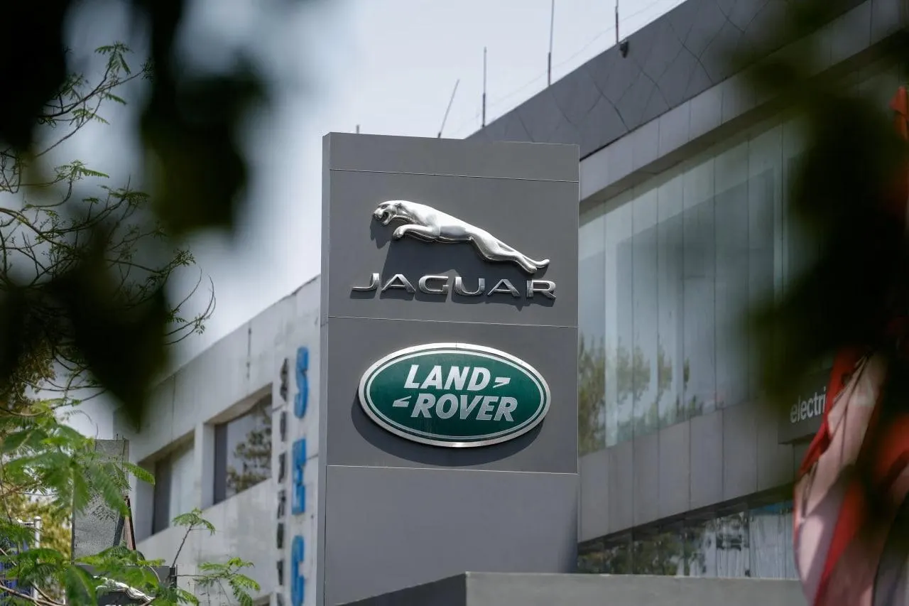 Следствие связывает крупную кибератаку на Jaguar Land Rover в августе с российскими хакерскими группами. Эксперты полагают, что цель могла выходить за рамки обычного вымогательства и затрагивать экономические основы Великобритании.
