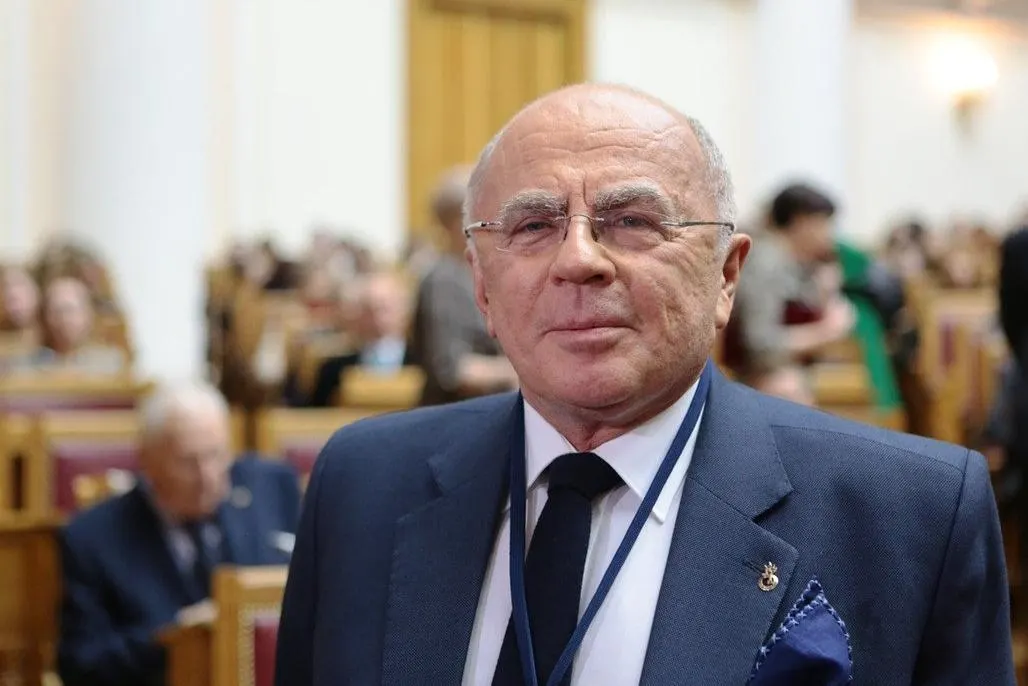 Александр Запесоцкий, долгое время возглавлявший Санкт-Петербургский гуманитарный университет профсоюзов, ненадолго восстановился в должности ректора, но вскоре попросил перевести его на работу советником в Федерацию независимых профсоюзов и передал ректорство Ларисе Пасешниковой. Ранее по иску Генпрокуратуры имущество вуза было национализировано.