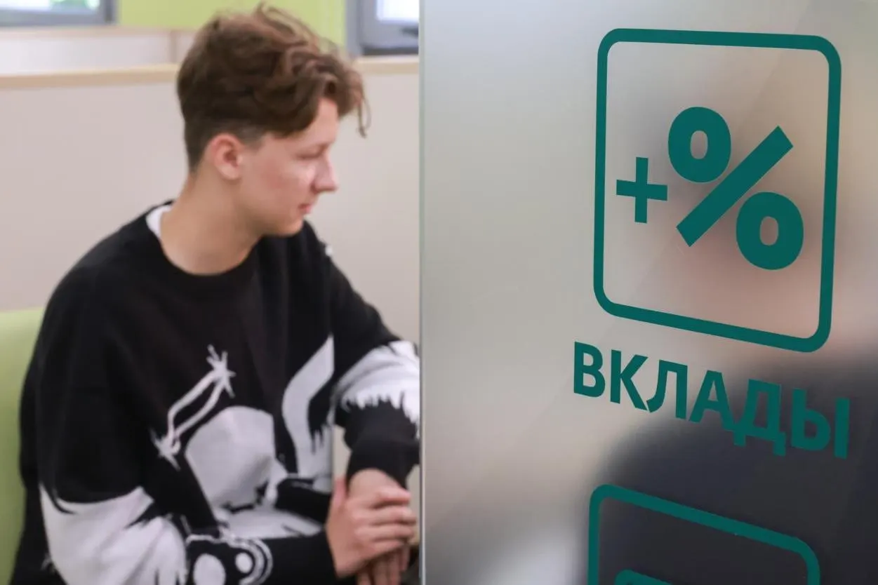 С начала июня ряд граждан и нерезидентов столкнулся с ограничениями на вывод и распоряжение средствами на счетах и депозитах после внесённых в указ изменений; банки действуют по-разному, клиенты могут обращаться в ЦБ или суд.